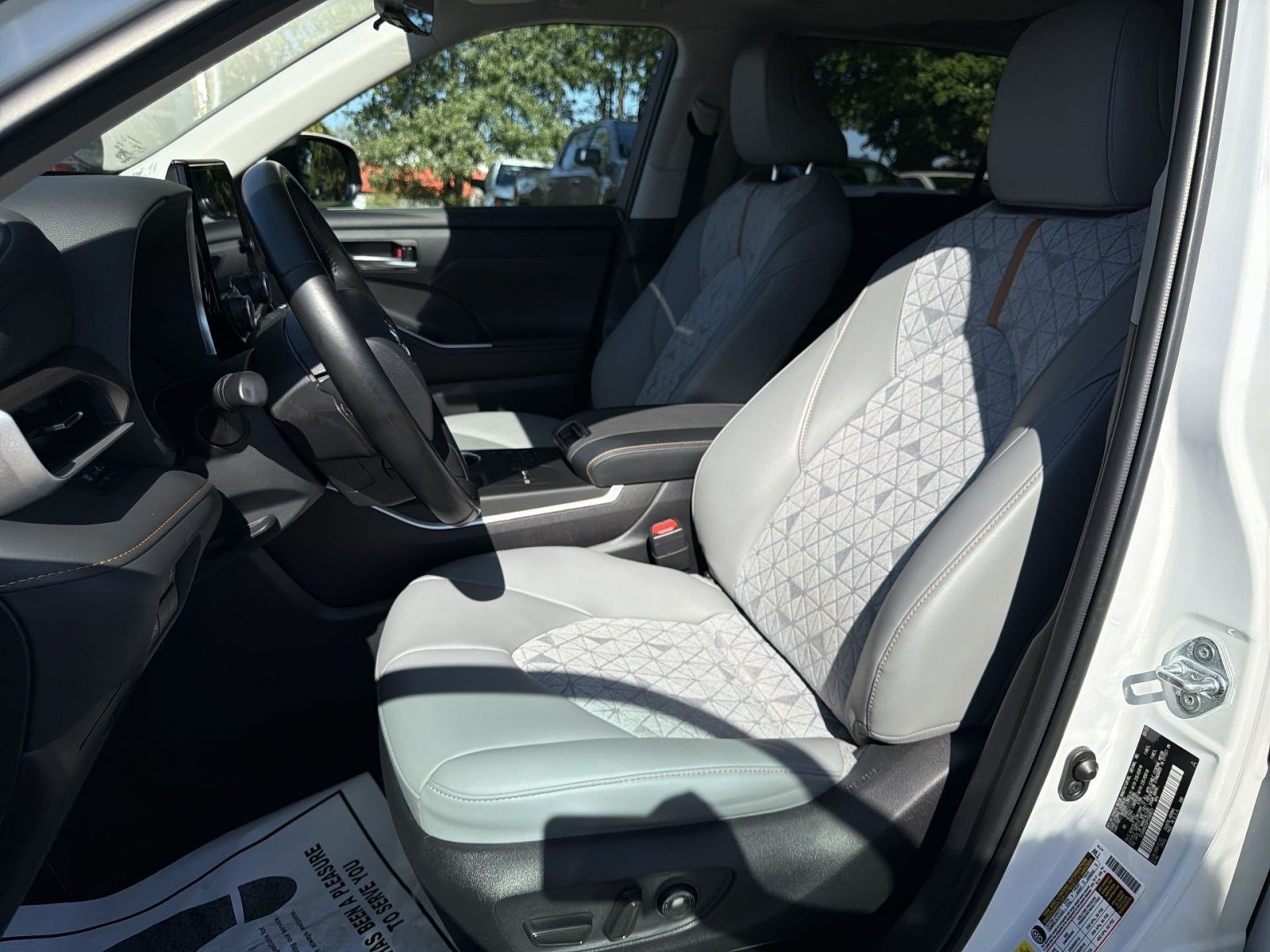 Used 2023 Toyota Highlander Bronze Edition AWD/4WD image 13