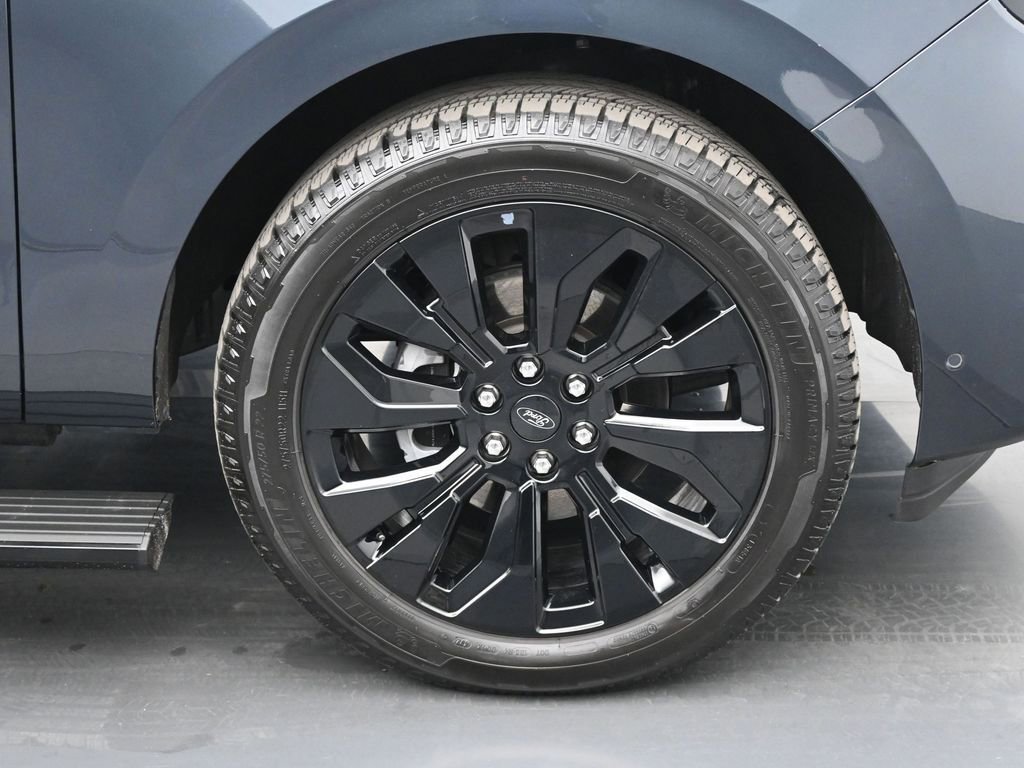 Used 2025 Ford Expedition Platinum w/ Stealth Appearance Package image 27