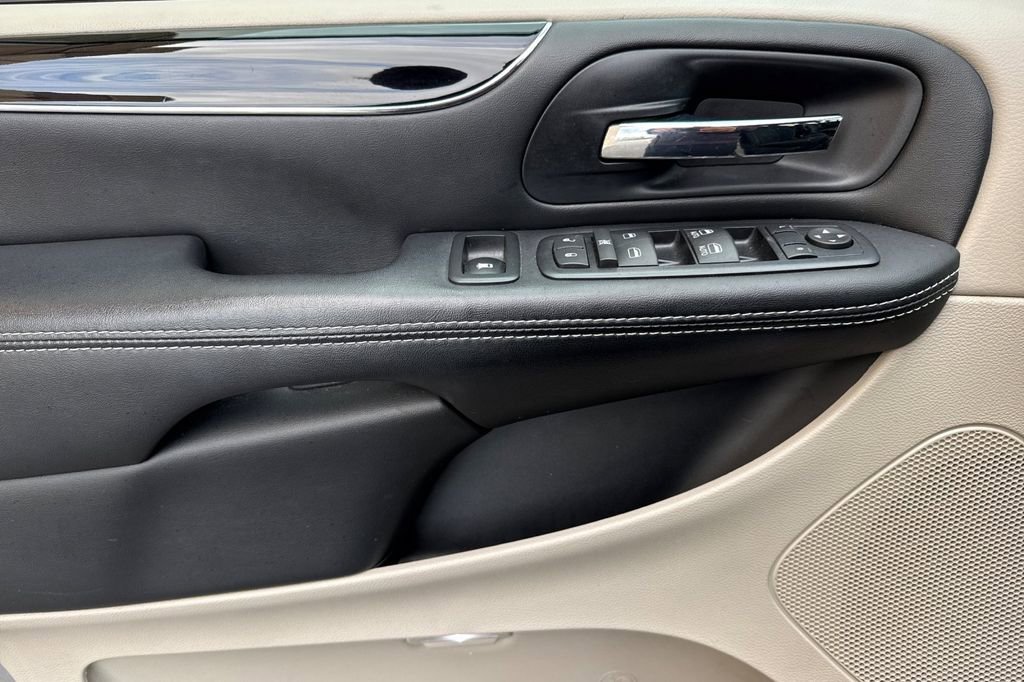 Used 2016 Dodge Grand Caravan SE image 17
