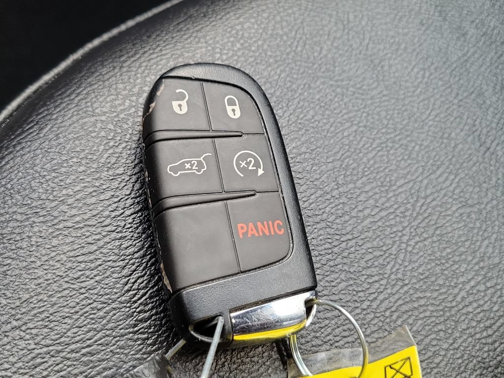 Used 2025 Jeep Compass Latitude w/ Sun & Sound Group AWD/4WD image 32