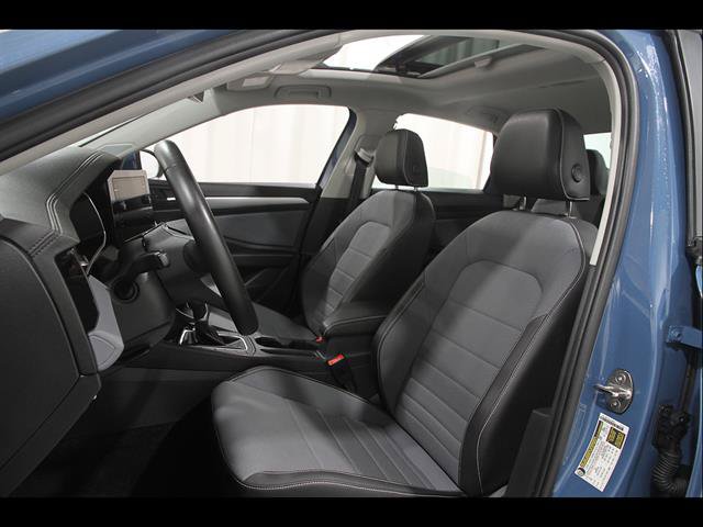 Certified 2025 Volkswagen Jetta SE FWD image 5
