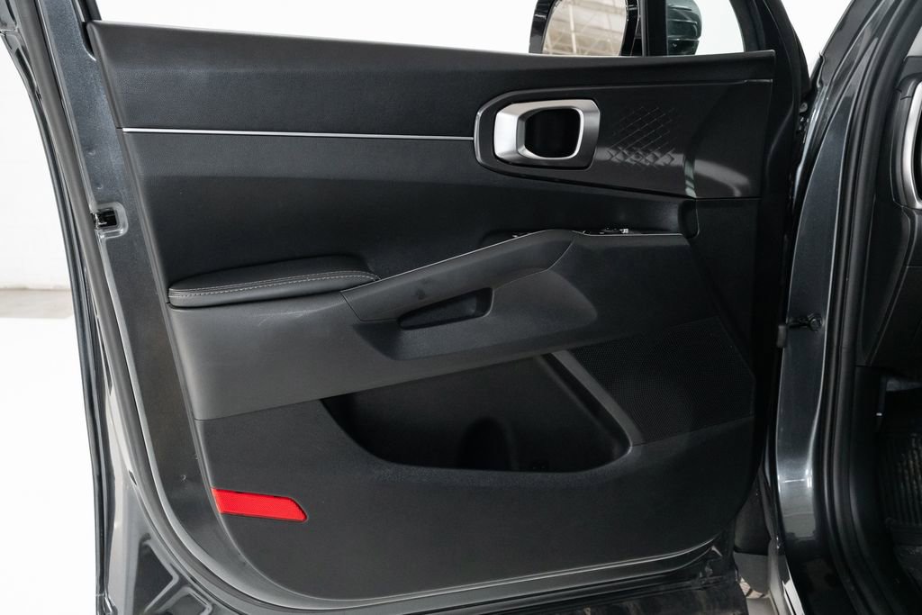 Certified 2025 Kia Sorento LX FWD image 9
