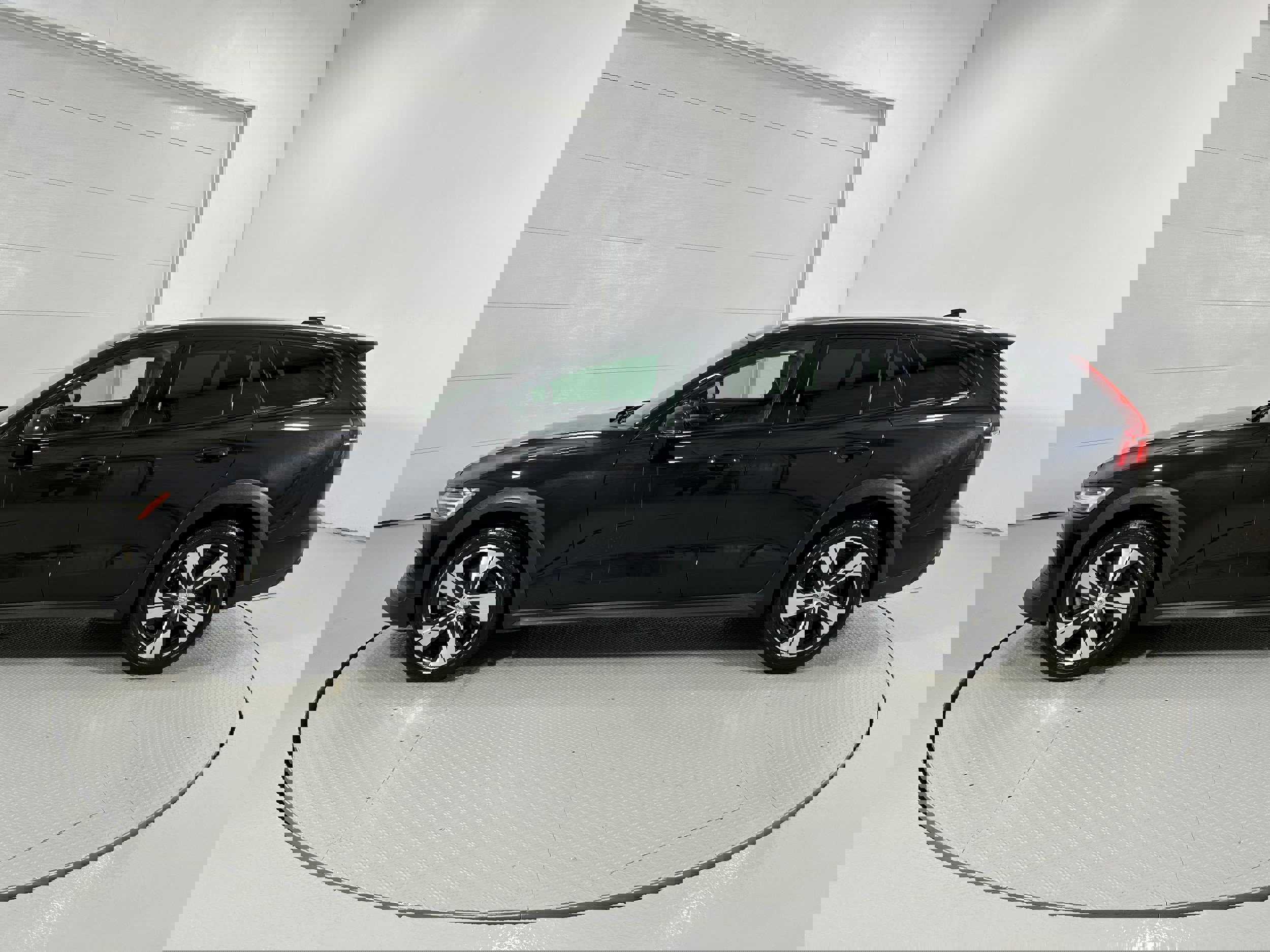 Used 2020 Volvo V60 T5 Cross Country w/ Protection Package Premier image 19