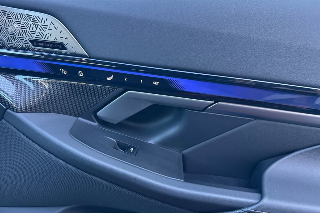 Used 2025 BMW M5 w/ Carbon Package image 18