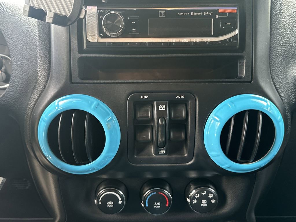 Used 2017 Jeep Wrangler Unlimited Sahara image 27