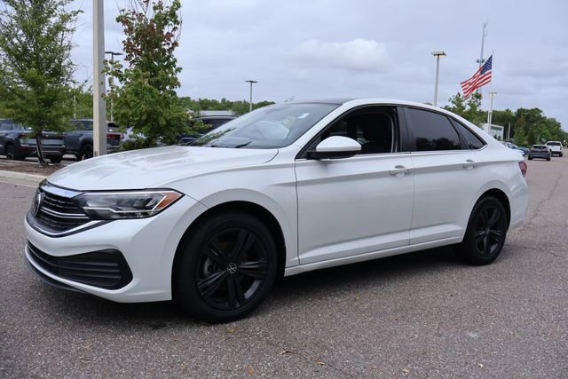Certified 2022 Volkswagen Jetta SE w/ Panoramic Sunroof Package image 4