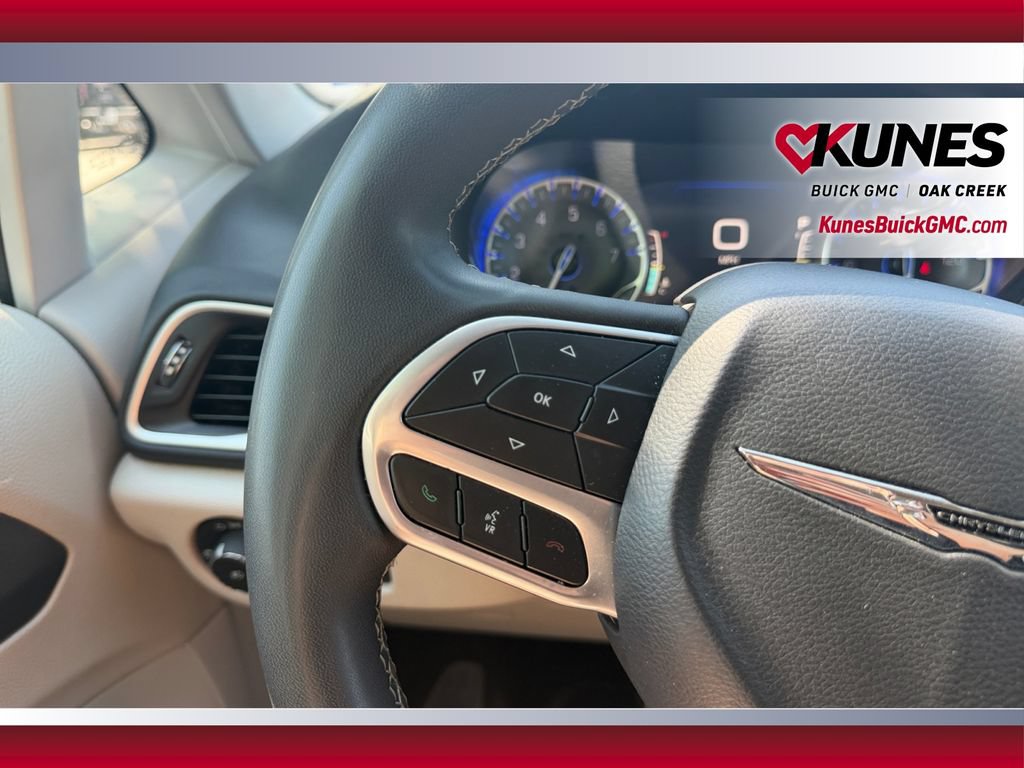 Used 2024 Chrysler Pacifica Touring-L FWD image 17