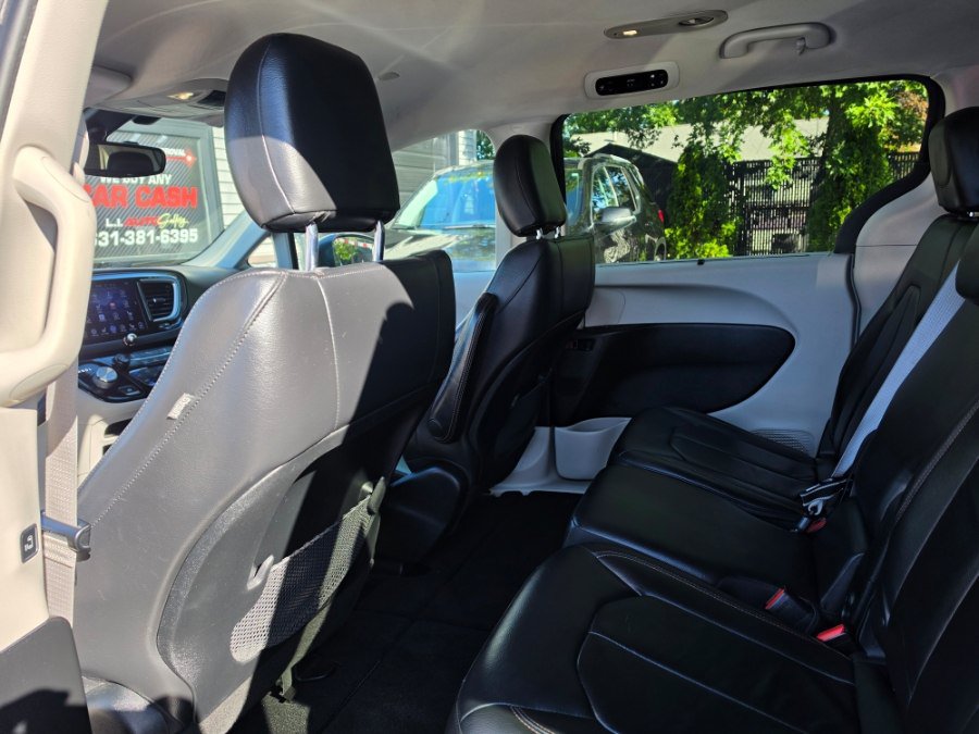 Used 2017 Chrysler Pacifica Touring-L FWD image 29