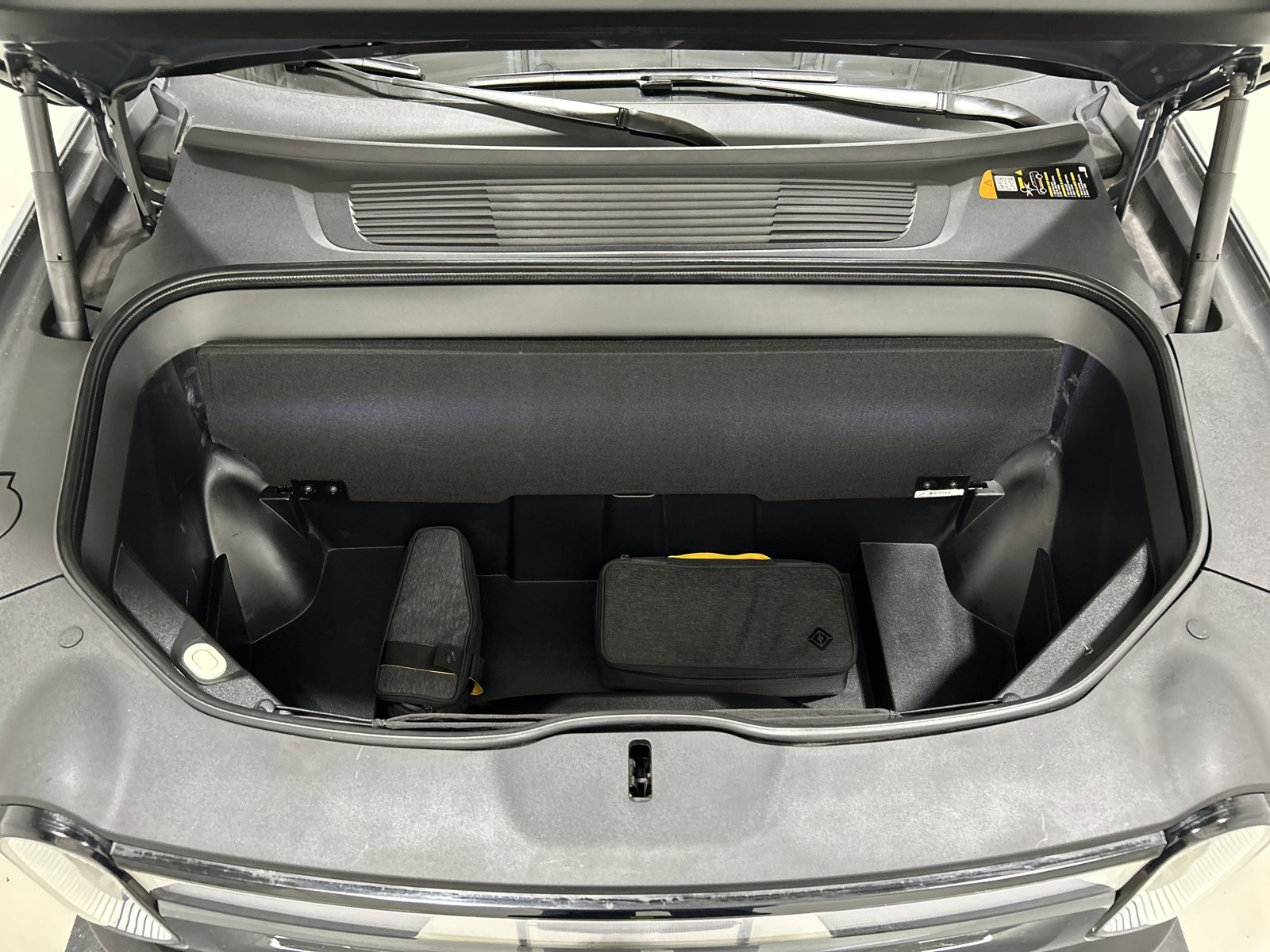 Used 2023 Rivian R1S Adventure image 11