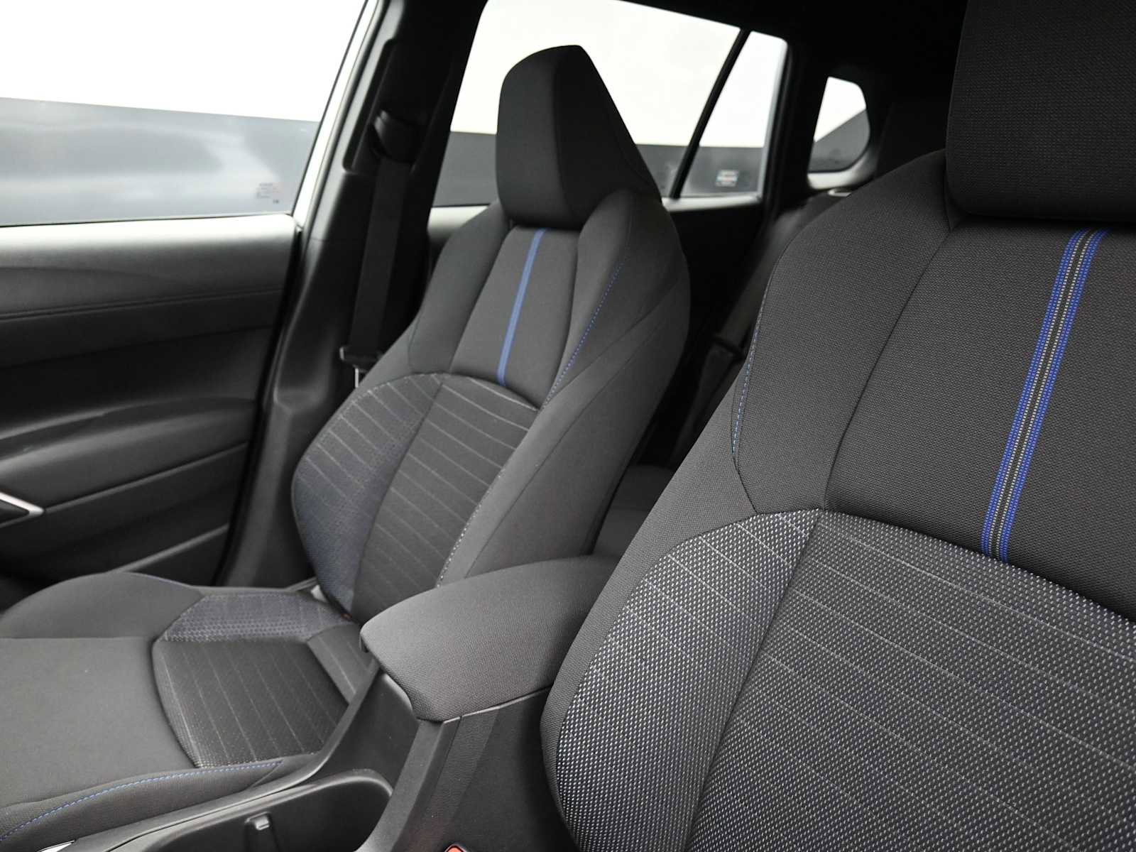 Used 2025 Toyota Corolla Cross AWD Hybrid w/ Moonroof Package image 13