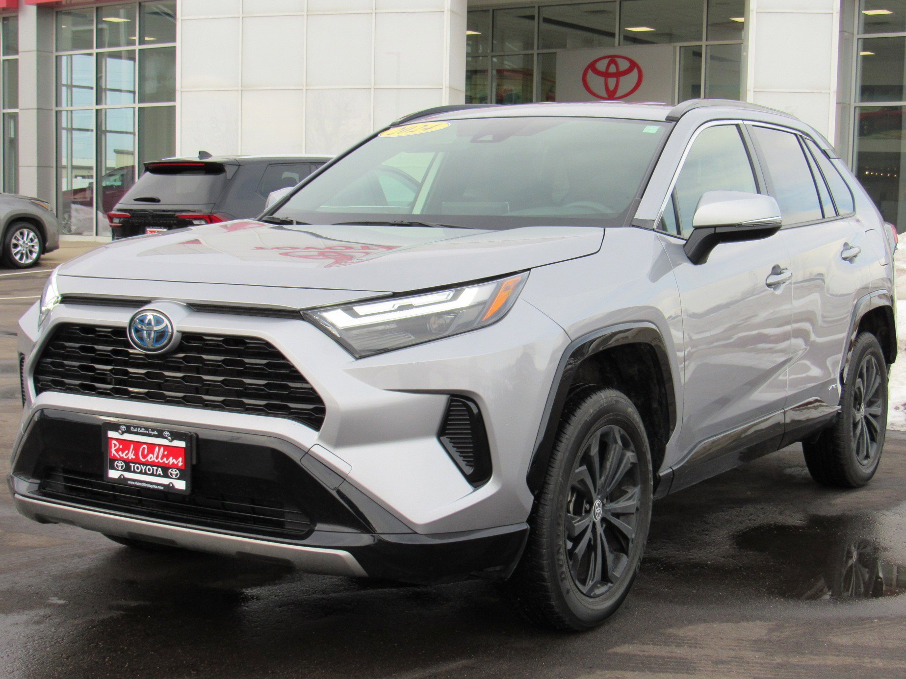 Used 2024 Toyota RAV4 SE image 2