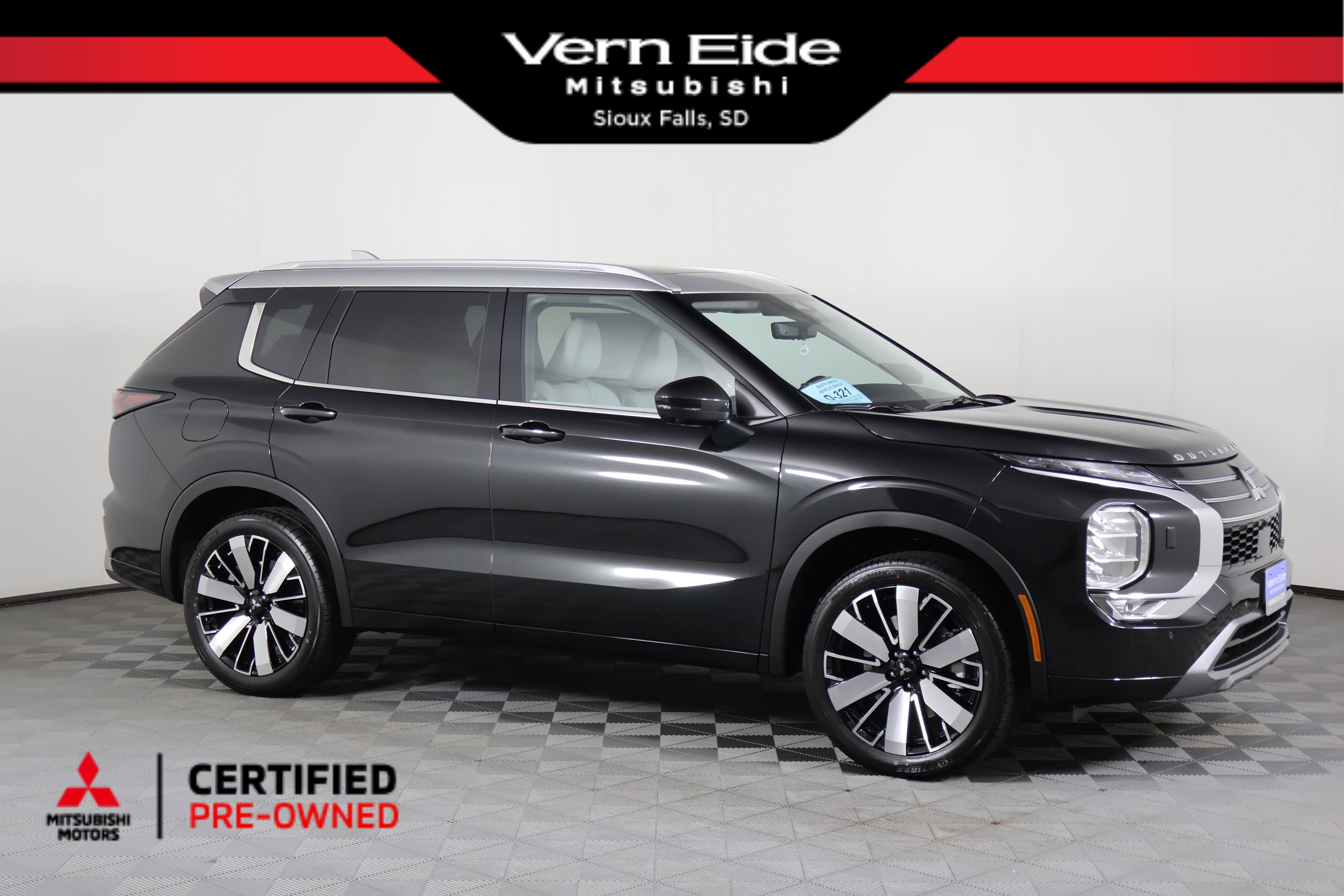 Used 2025 Mitsubishi Outlander SEL image 1