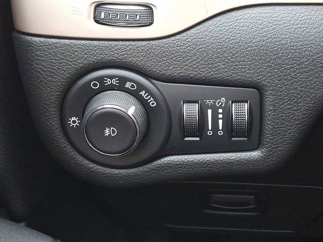 Used 2016 Jeep Cherokee Limited image 31