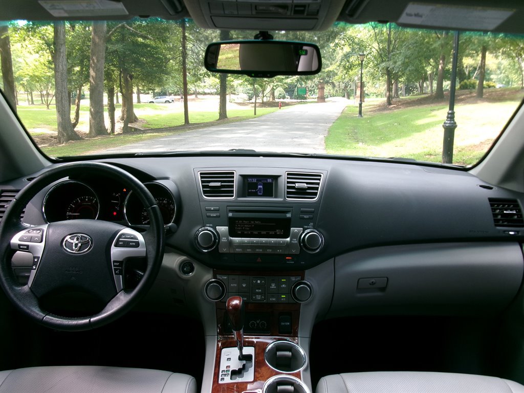 Used 2012 Toyota Highlander Limited w/ Tow Pkg FWD image 15