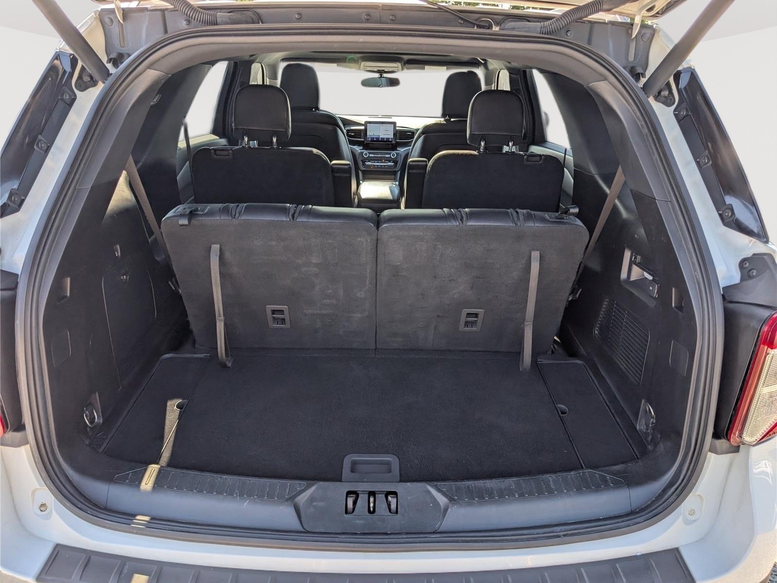 Used 2020 Ford Explorer XLT w/ Equipment Group 202A AWD/4WD image 14