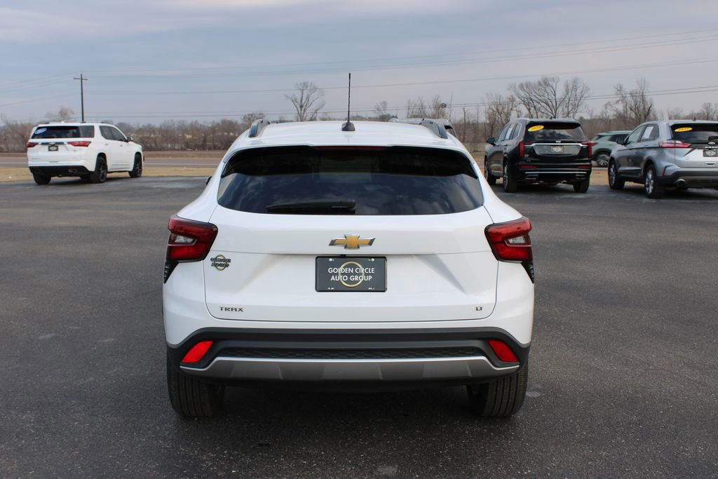 Used 2025 Chevrolet Trax LT w/ LT Convenience Package image 8