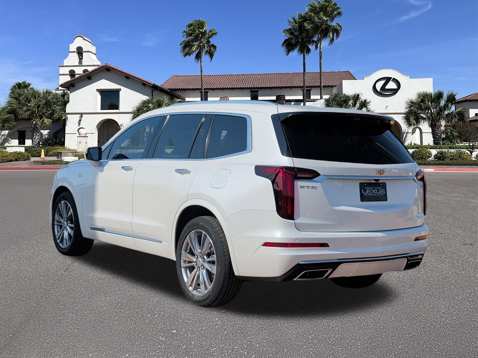Used 2023 Cadillac XT6 Premium Luxury w/ Technology Package FWD image 4