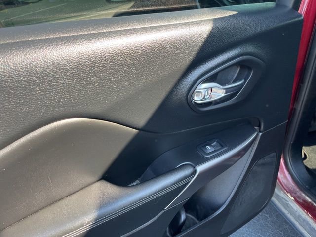 Used 2019 Jeep Cherokee Latitude w/ Popular Appearance Group image 11