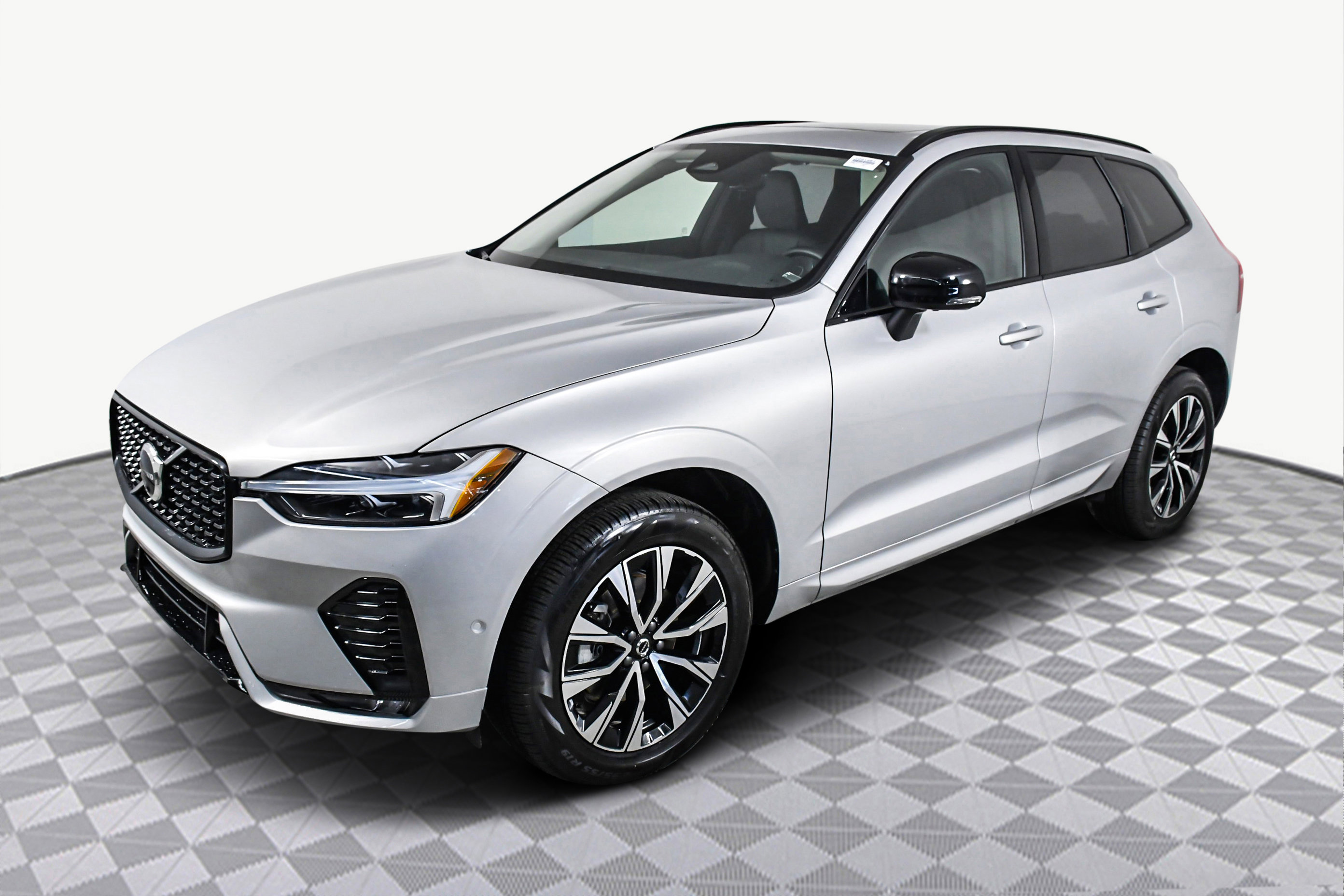 Used 2025 Volvo XC60 B5 Plus image 4