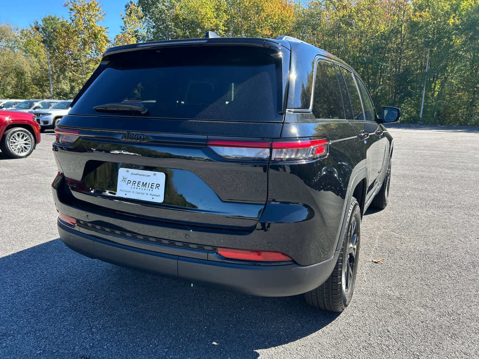 New 2025 Jeep Grand Cherokee Laredo image 8