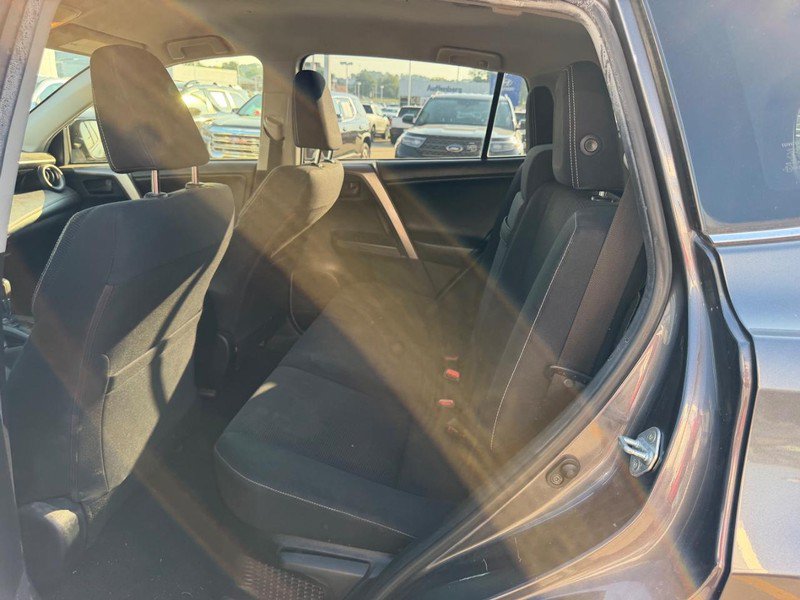 Used 2018 Toyota RAV4 LE AWD/4WD image 8