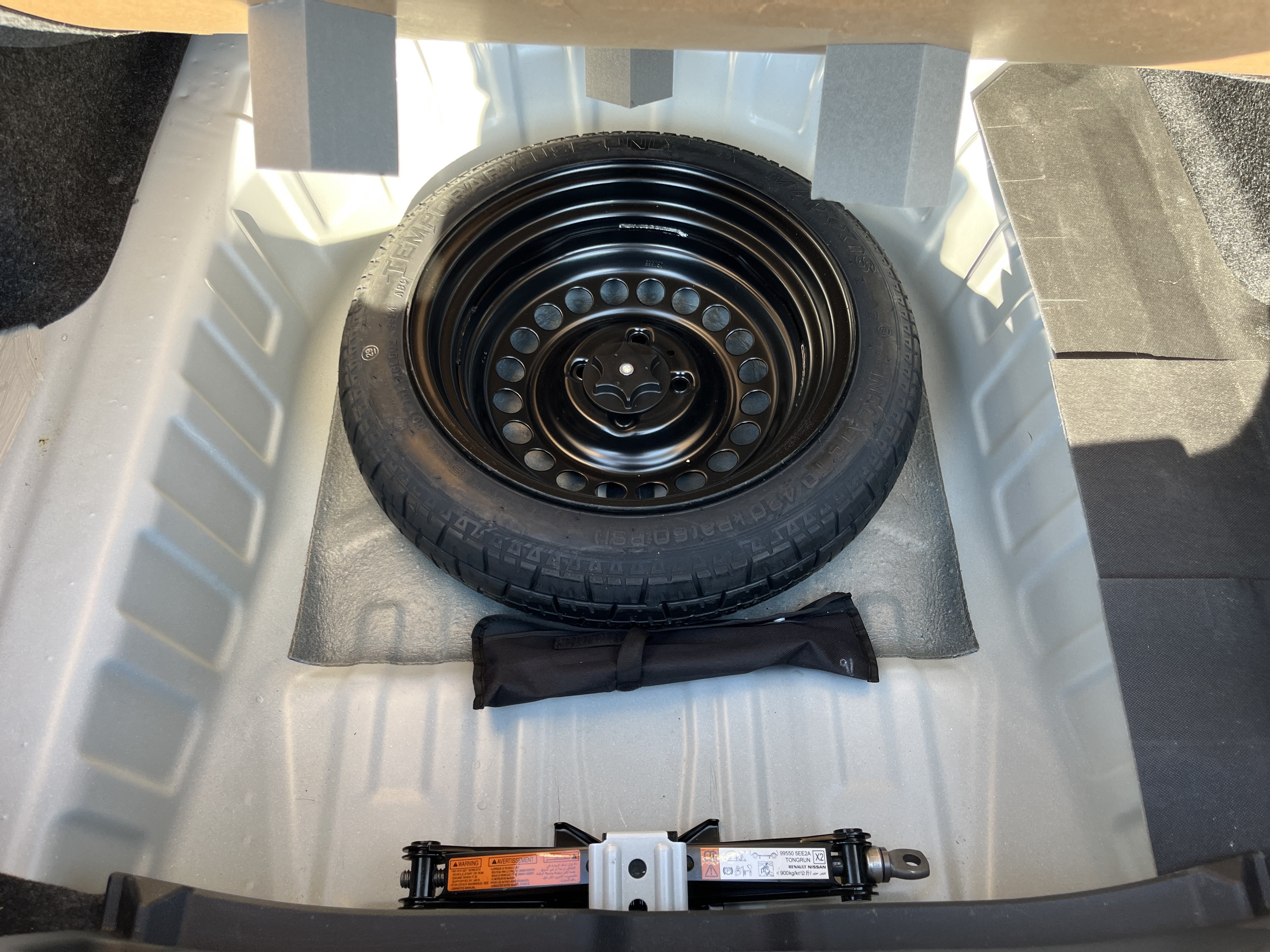 Used 2025 Nissan Versa SV FWD image 28