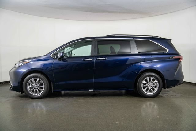 Used 2024 Toyota Sienna XLE FWD image 5