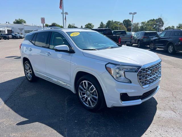 Used 2024 GMC Terrain Denali w/ Denali Premium Package AWD/4WD image 3