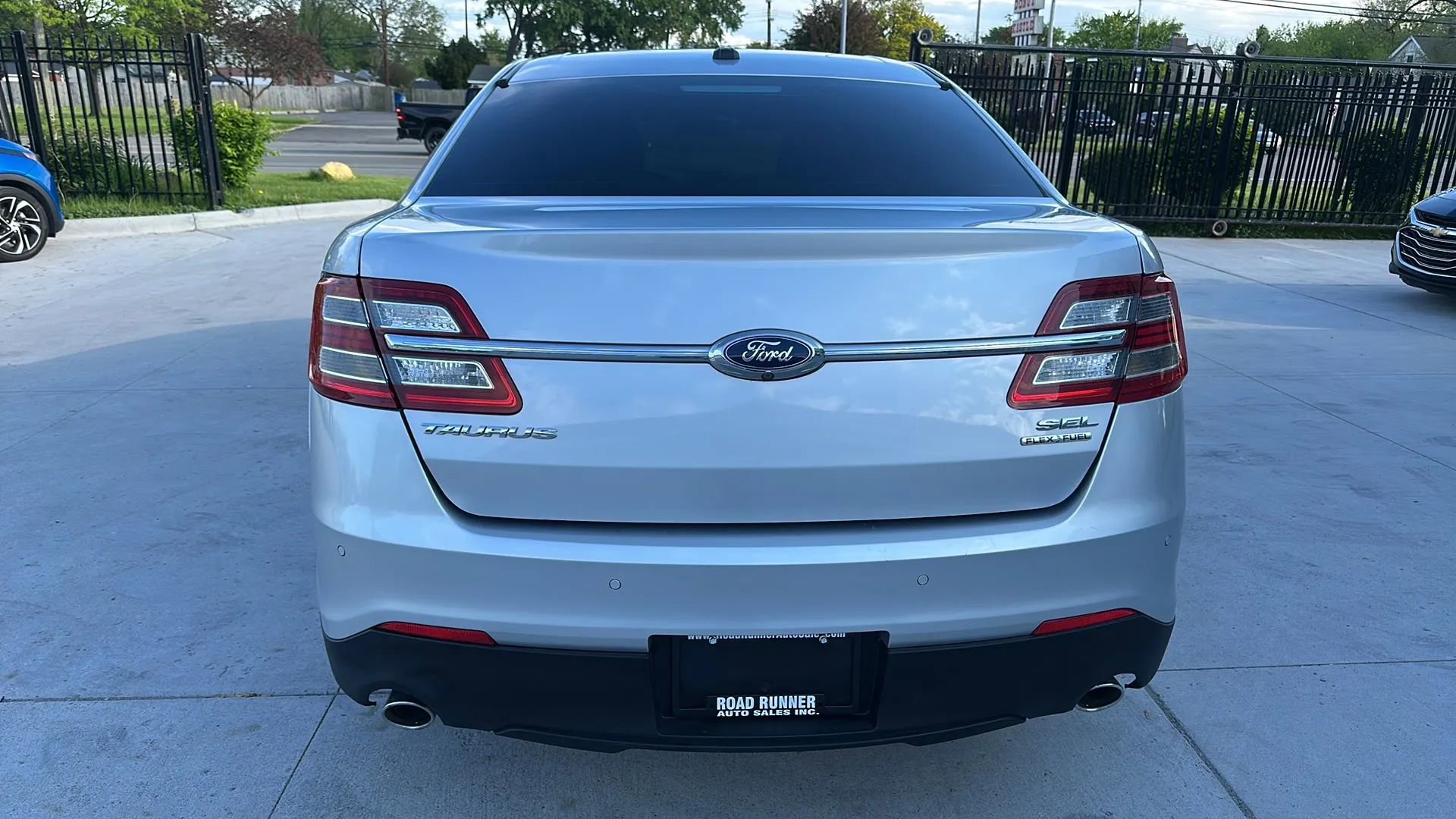 Used 2015 Ford Taurus SEL image 6