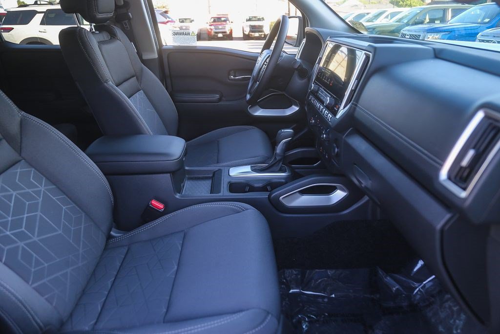 Used 2025 Nissan Frontier SV RWD image 15