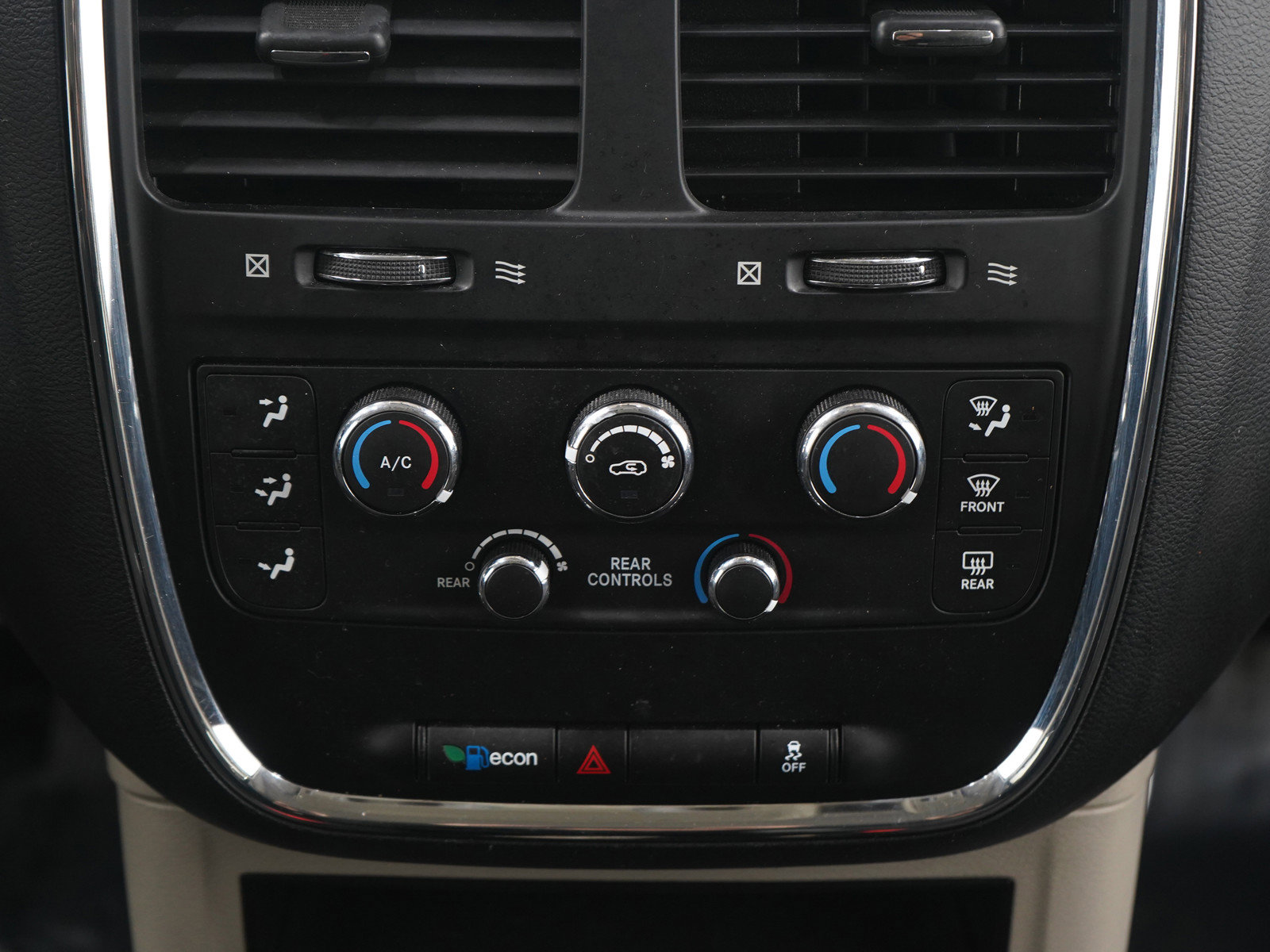 Used 2018 Dodge Grand Caravan SE image 16