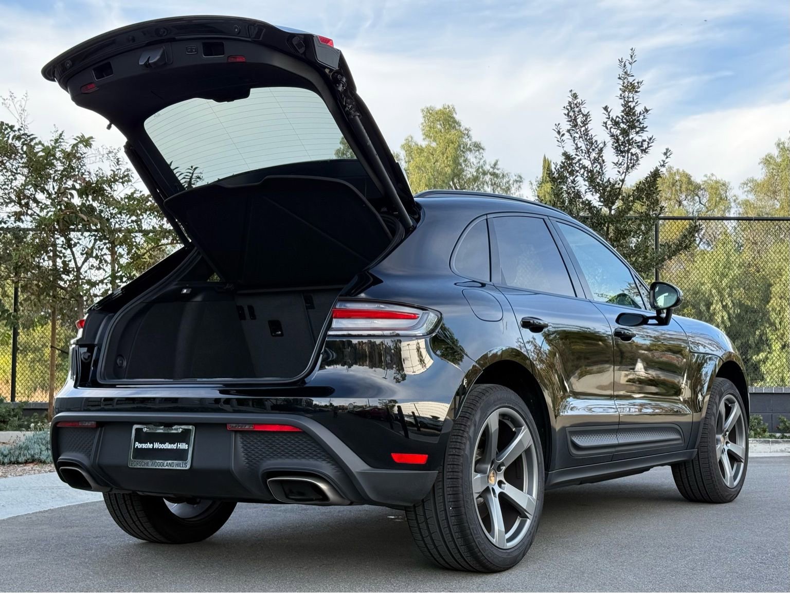 Used 2025 Porsche Macan AWD/4WD image 32