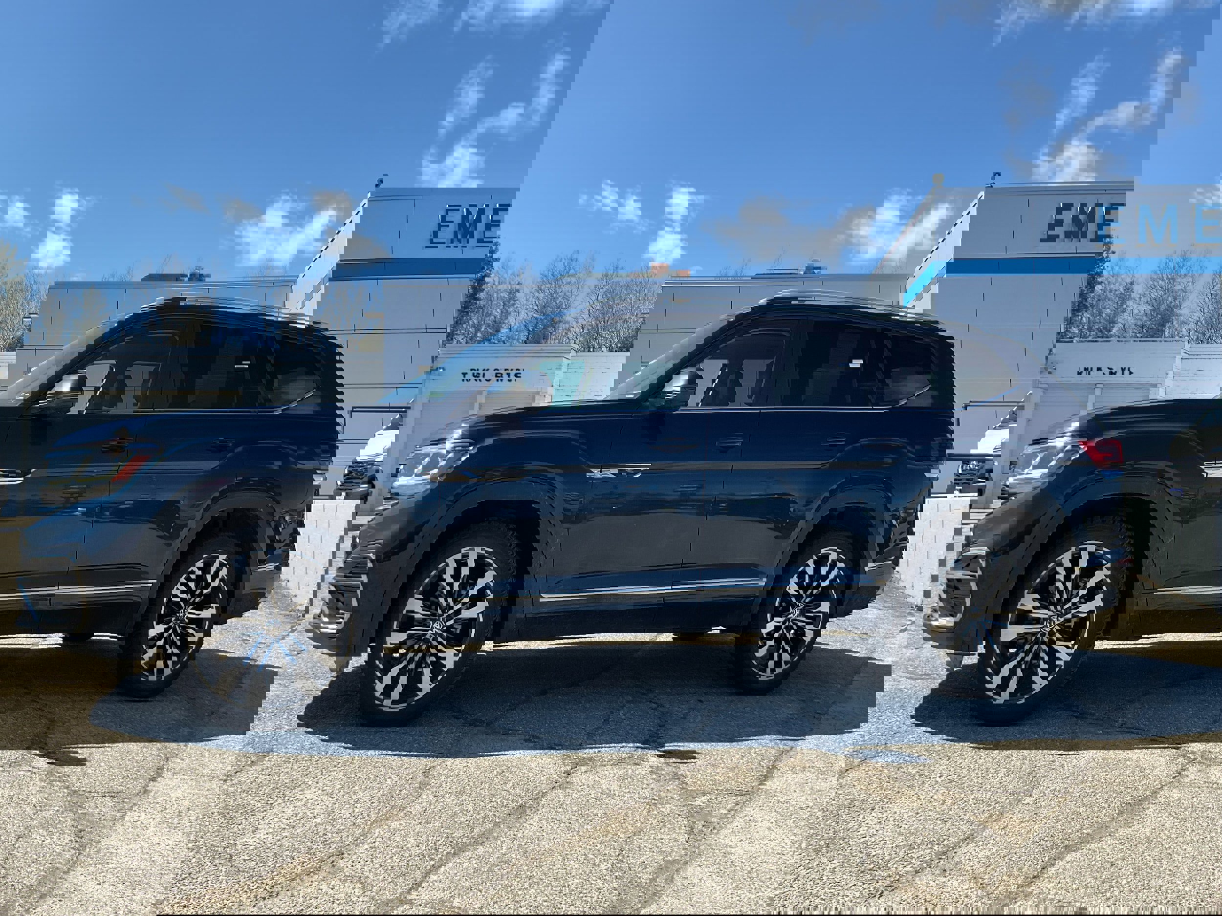 Used 2021 Volkswagen Atlas SEL R-Line image 4