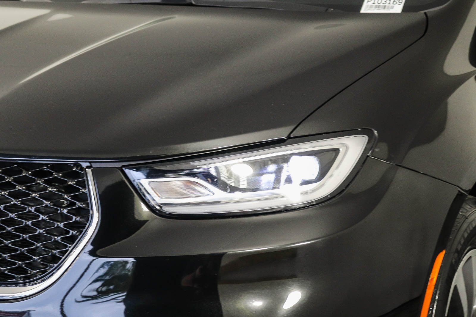 Used 2024 Chrysler Pacifica Select image 4