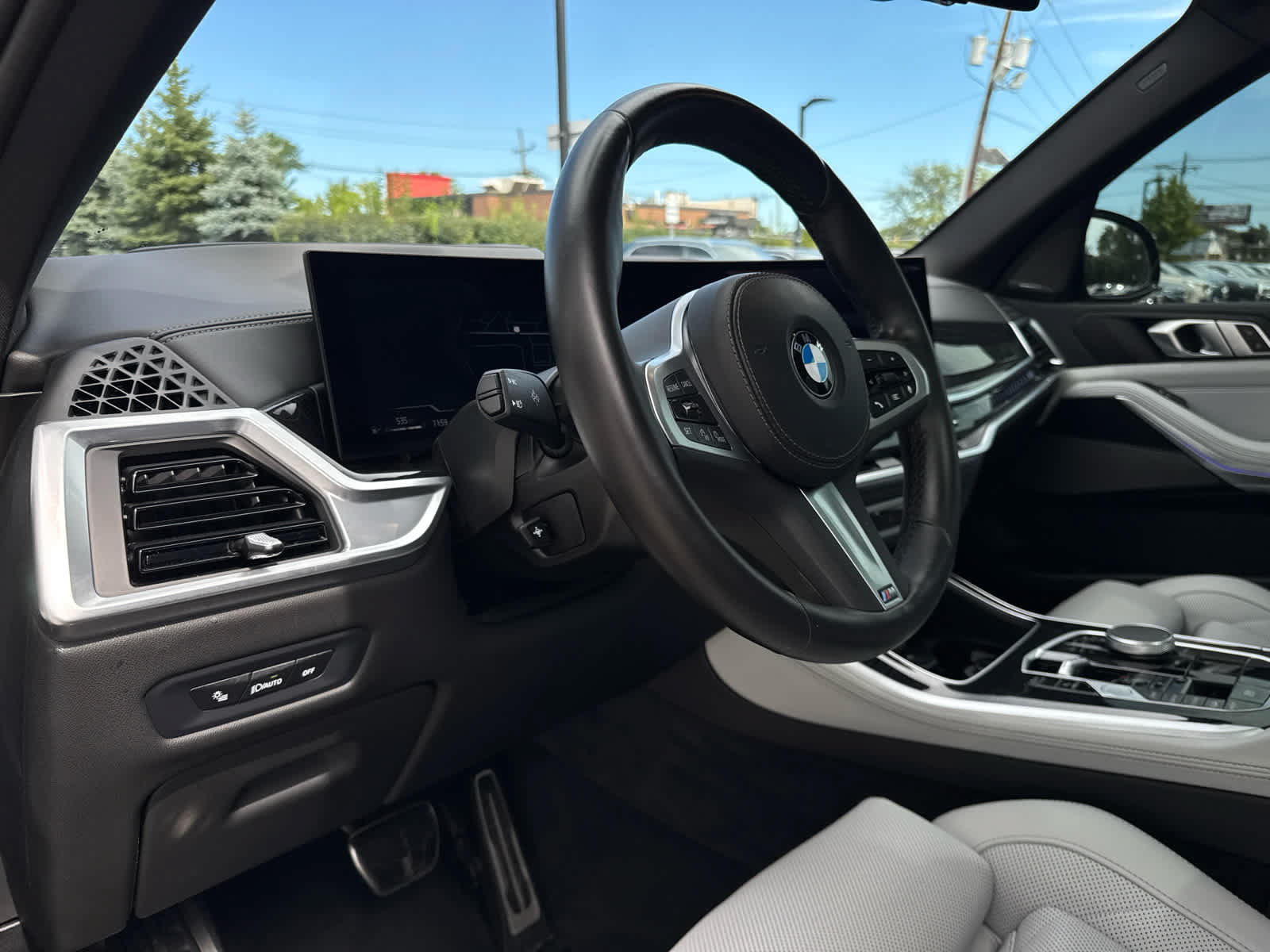 Used 2024 BMW X5 xDrive40i w/ M Sport Package AWD/4WD image 10