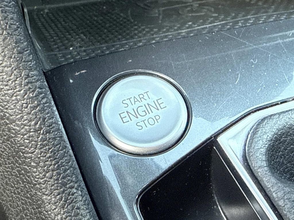 Used 2022 Volkswagen Tiguan SE R-Line image 35