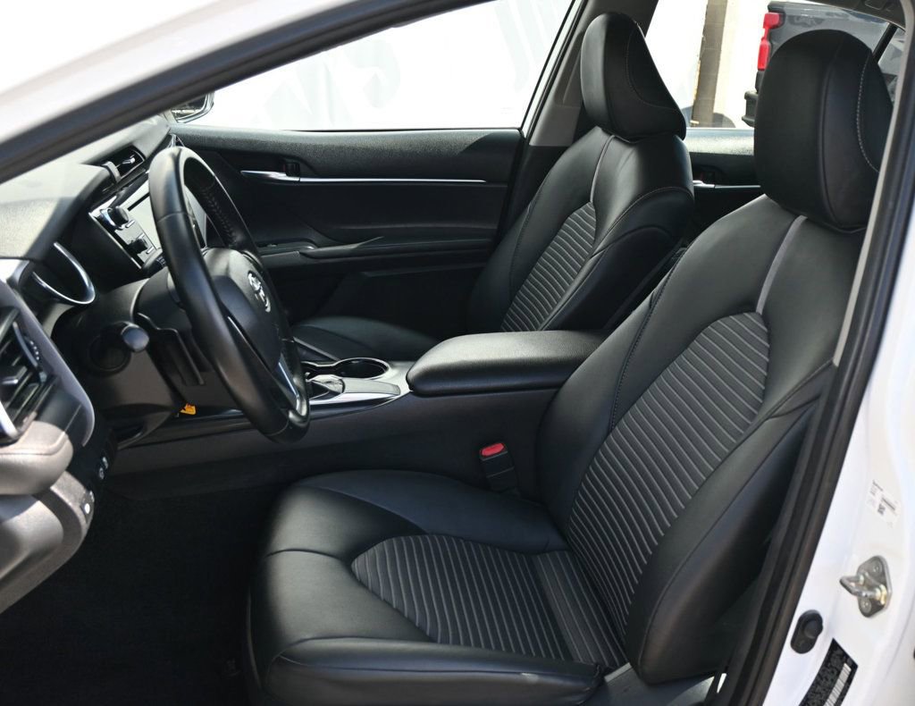 Used 2020 Toyota Camry SE w/ Carpet Mat Package image 14