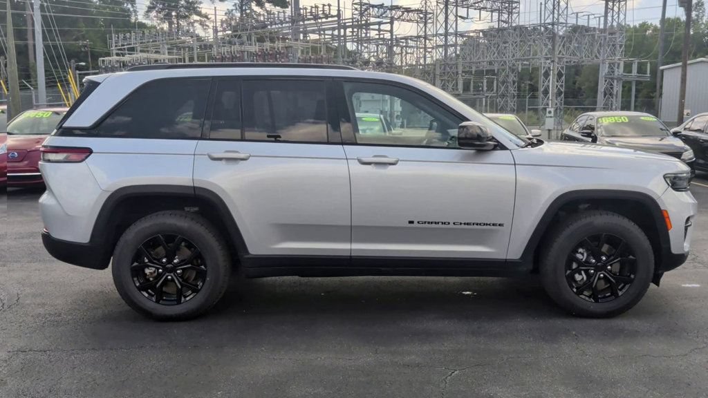 Used 2024 Jeep Grand Cherokee Altitude AWD/4WD image 9