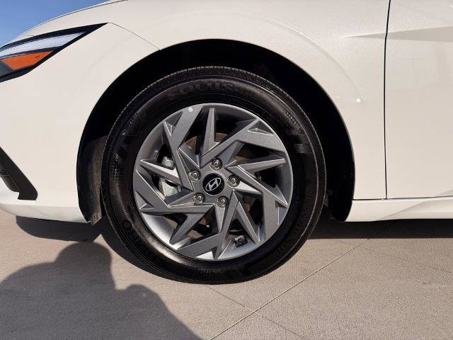 Used 2025 Hyundai Elantra Hybrid image 10