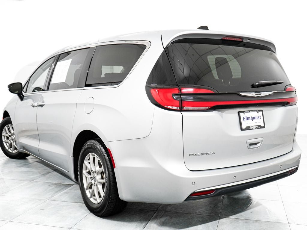 Used 2024 Chrysler Pacifica Touring-L FWD image 5