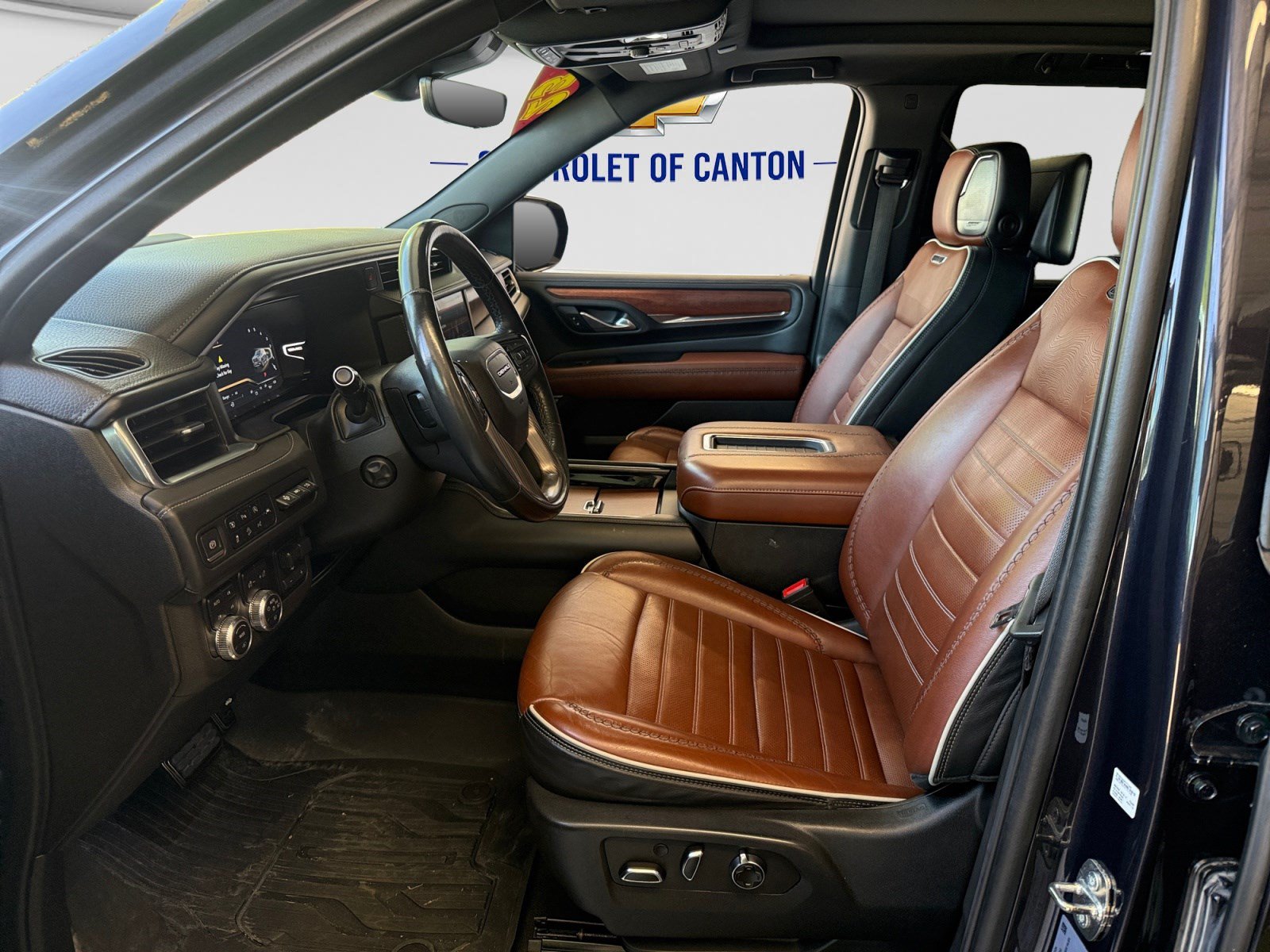 Used 2023 GMC Yukon Denali Ultimate AWD/4WD image 9