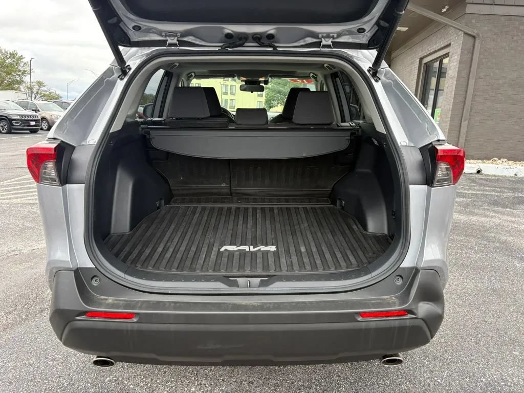Used 2019 Toyota RAV4 XLE w/ Convenience Package AWD/4WD image 9