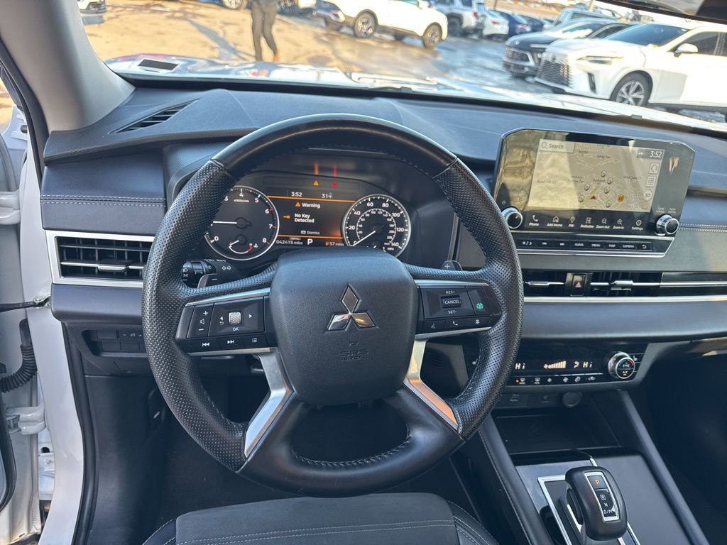Used 2024 Mitsubishi Outlander SE image 12