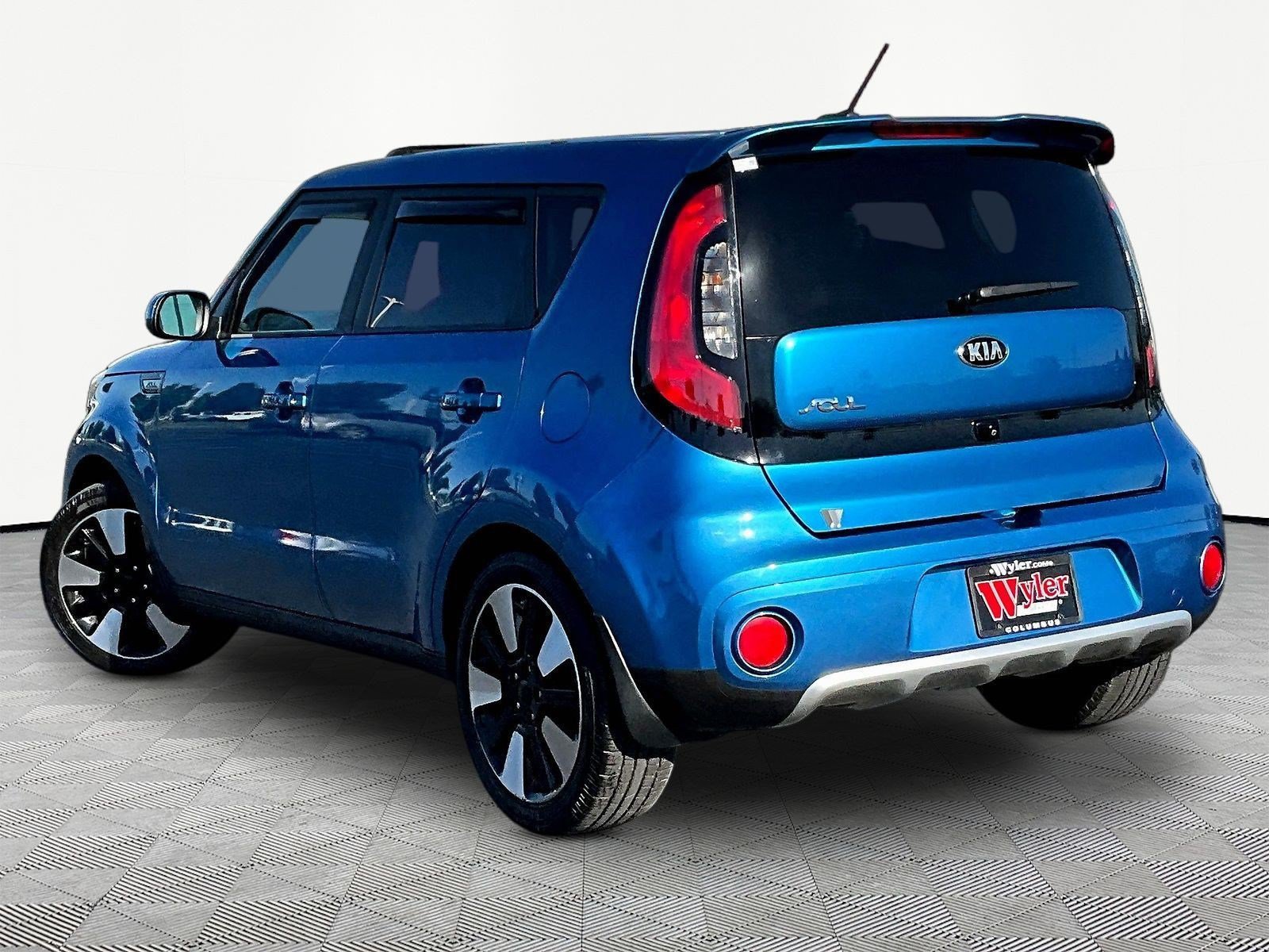 Used 2018 Kia Soul + FWD image 4