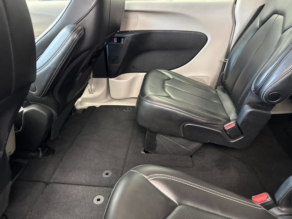 Used 2023 Chrysler Pacifica Touring-L image 11