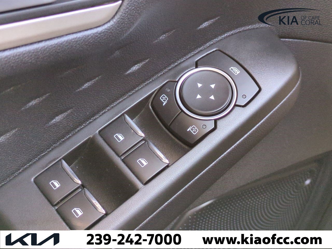 Used 2020 Ford Escape SE image 25