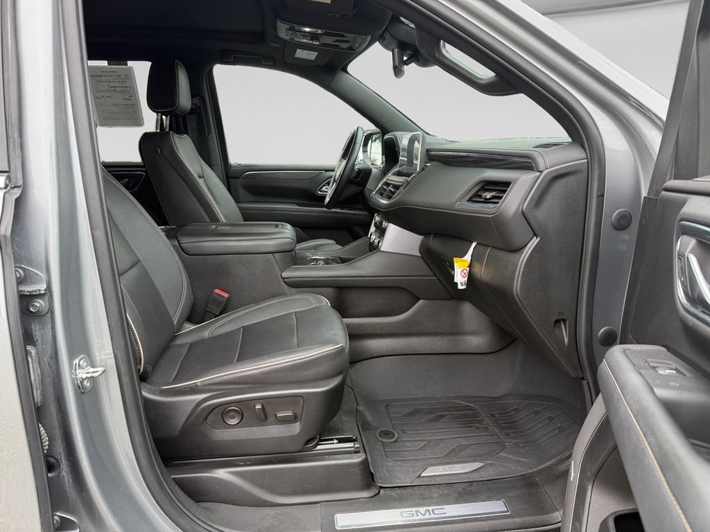 Used 2023 GMC Yukon SLT w/ SLT Luxury Package AWD/4WD image 17