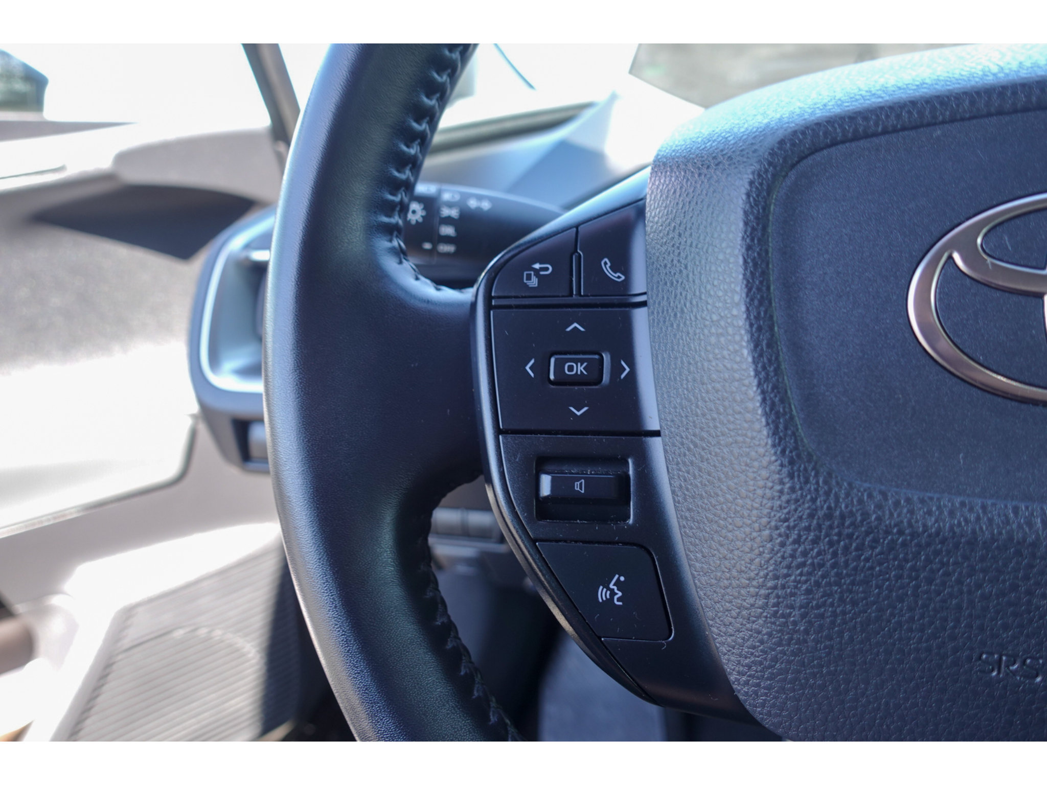 Certified 2025 Toyota Prius LE FWD image 15
