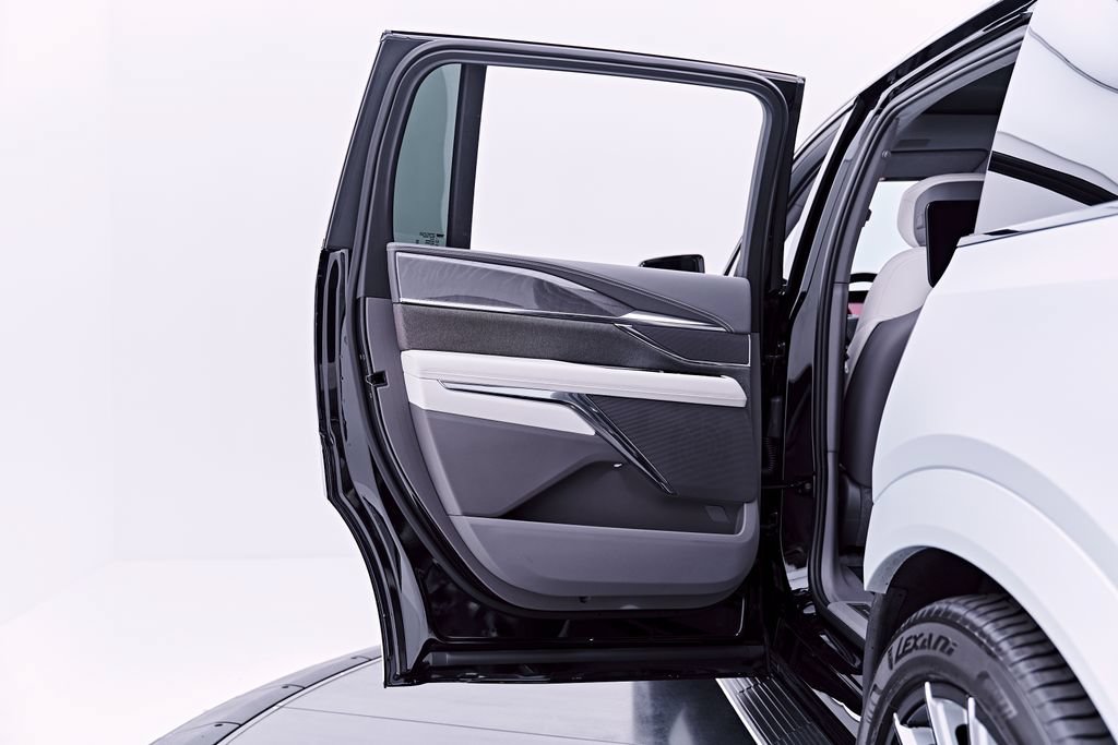 Used 2026 Cadillac Escalade IQ Sport 1 w/ LPO, Etrunk Organizer Package AWD/4WD image 43