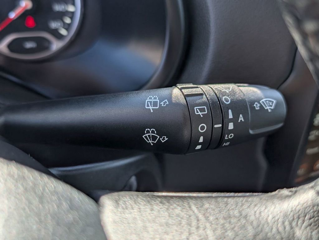 Used 2023 Jeep Renegade Limited image 30